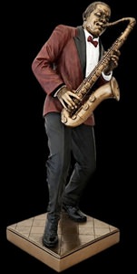 Jazzmusiker figur i bronzefinish set fra siden med detaljeret saxofon